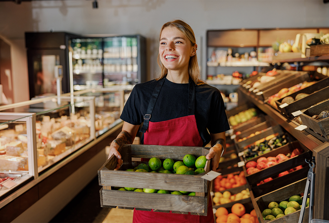 Mujer trabajadora en comercio, reponedora