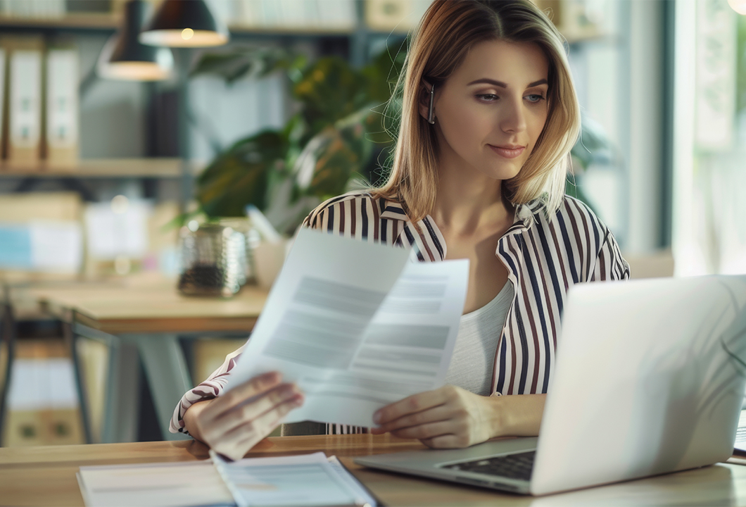 Mujer con ordenador, tramites y empleabilidad