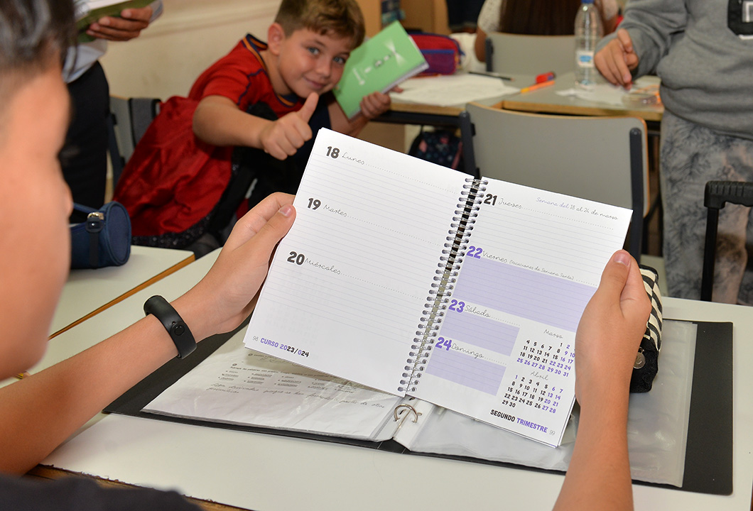 NIño con su agenda