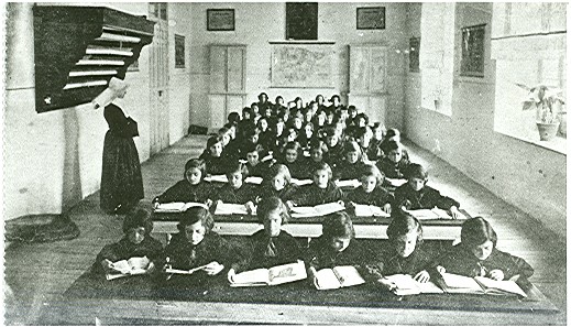 Clase de lectura en el colegio Marqués de Vallejo.