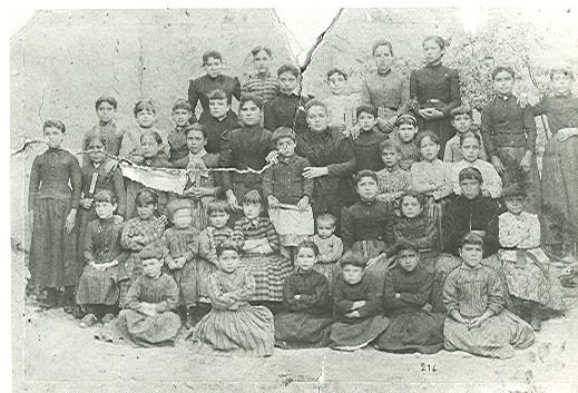 Clase de niñas junto a su maestra de la Fundación Conde de Lerena.