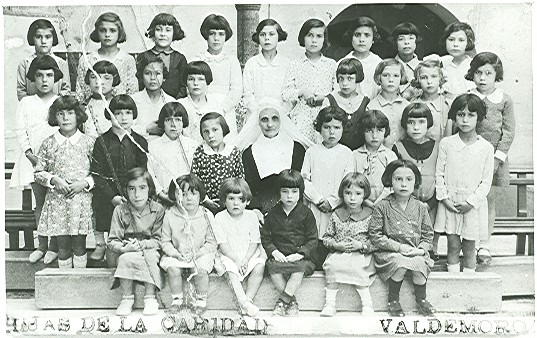 Grupo de alumnas del colegio de las Hijas de la Caridad.