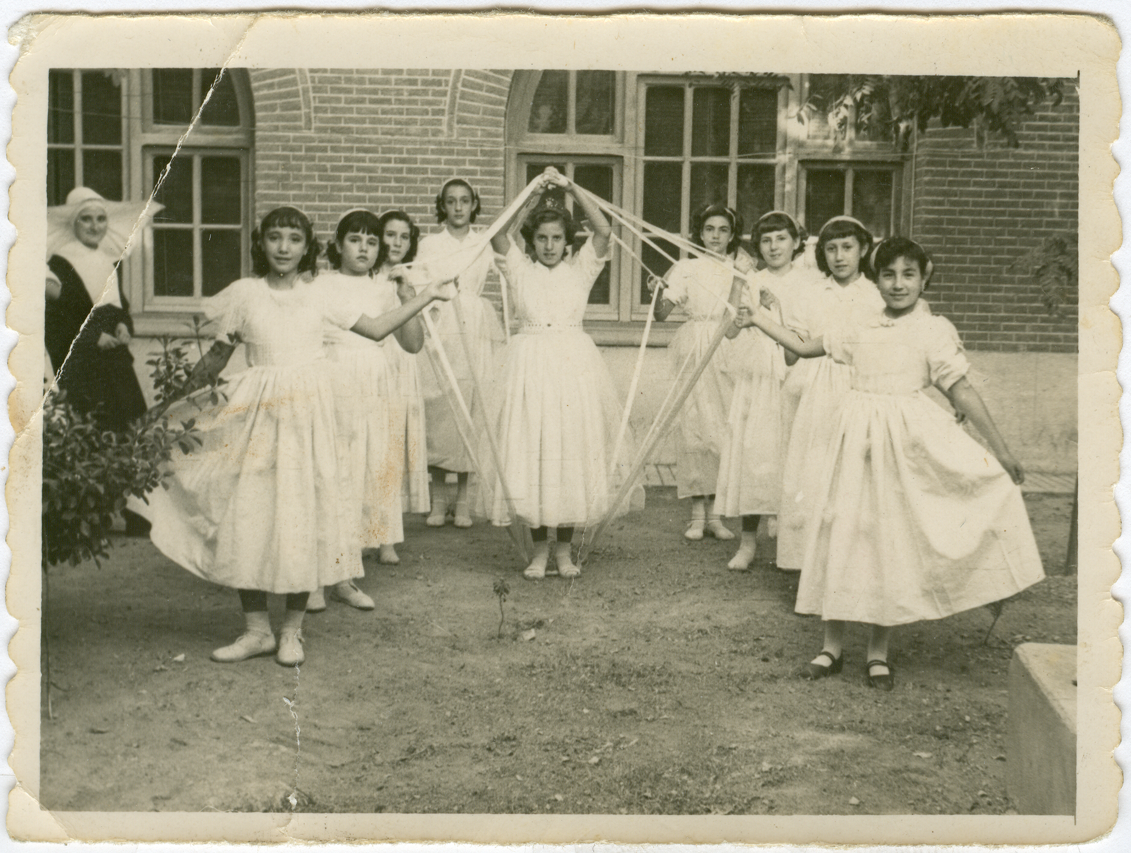 Grupo de alumnas en una fiesta en el colegio San José de las Hijas de la Caridad