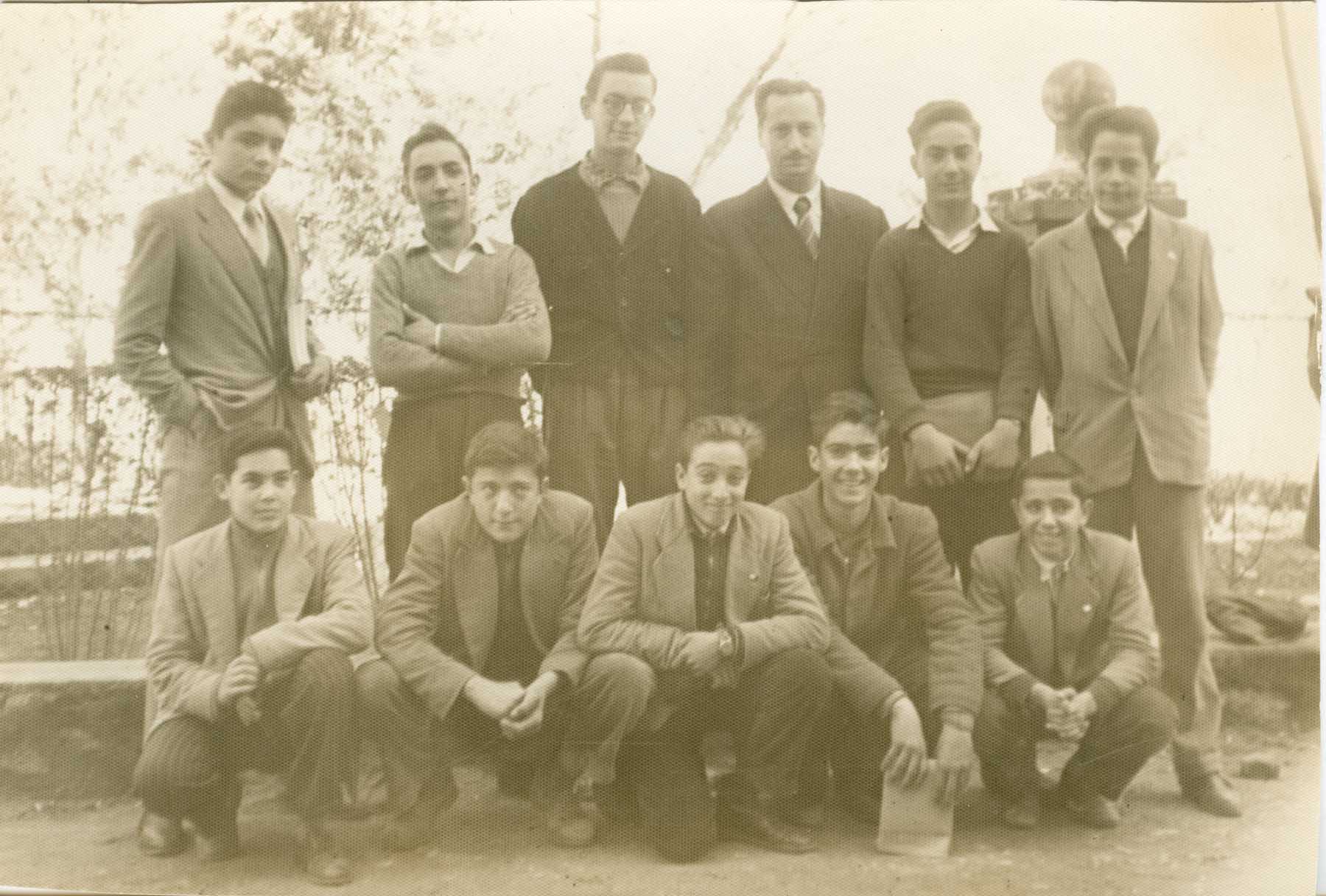 Grupo de alumnos del colegio San Ignacia junto al maestro Primitivo Moreno.