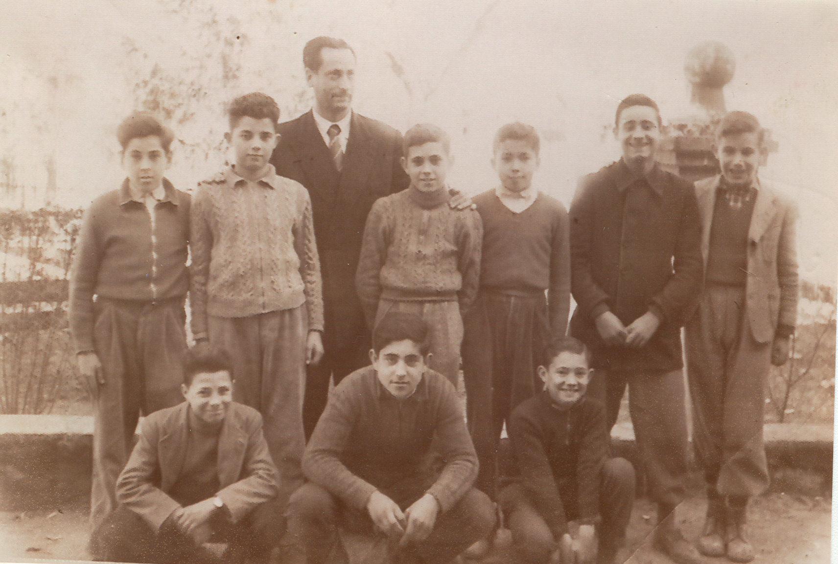 Grupo de alumnos del colegio San Ignacio junto al maestro Primitivo Moreno.