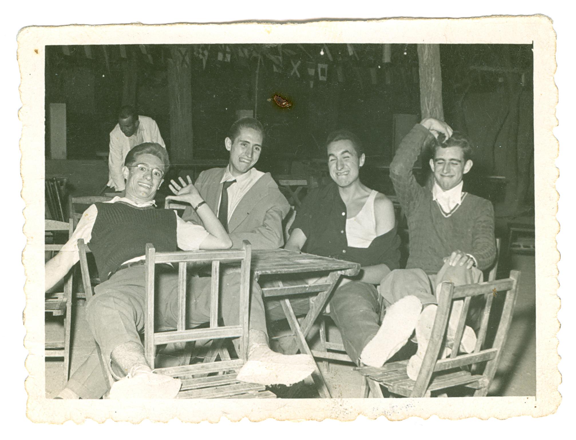 Grupo de amigos en la plaza de la Piña