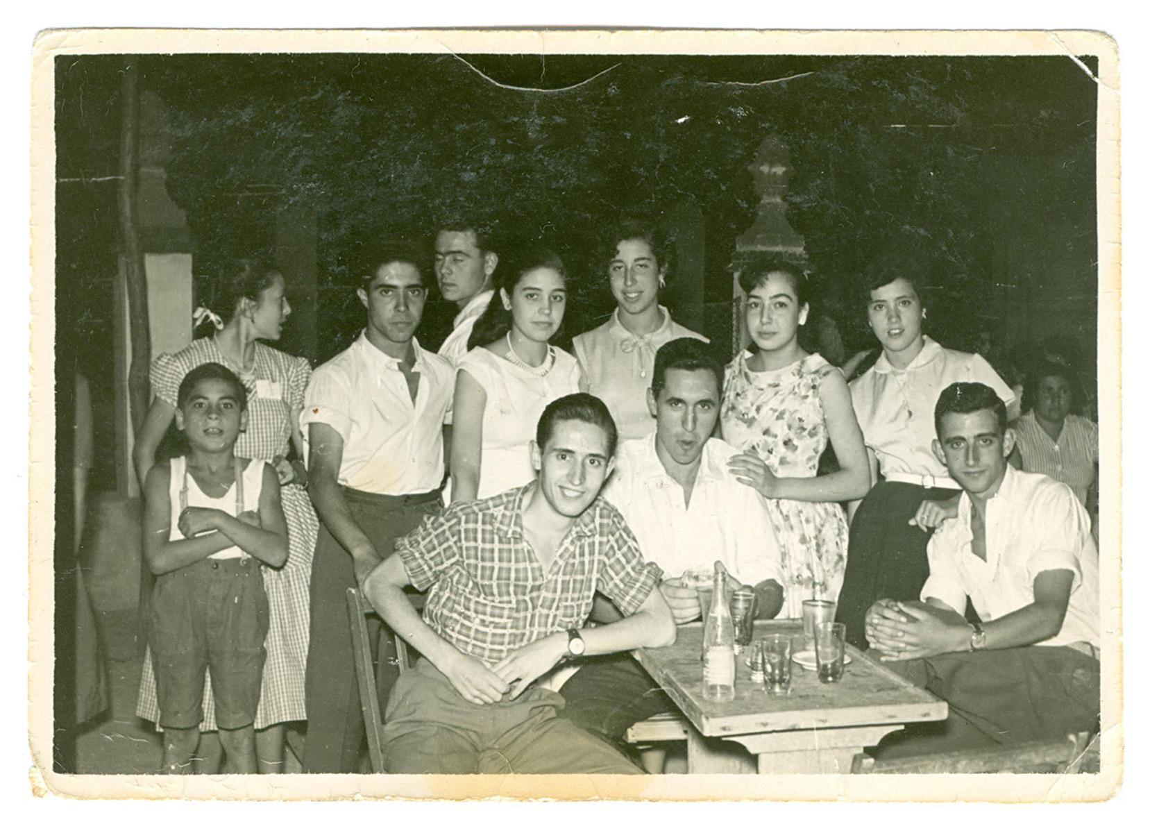 Juan Prado junto a unos amigos en la plaza de la Piña