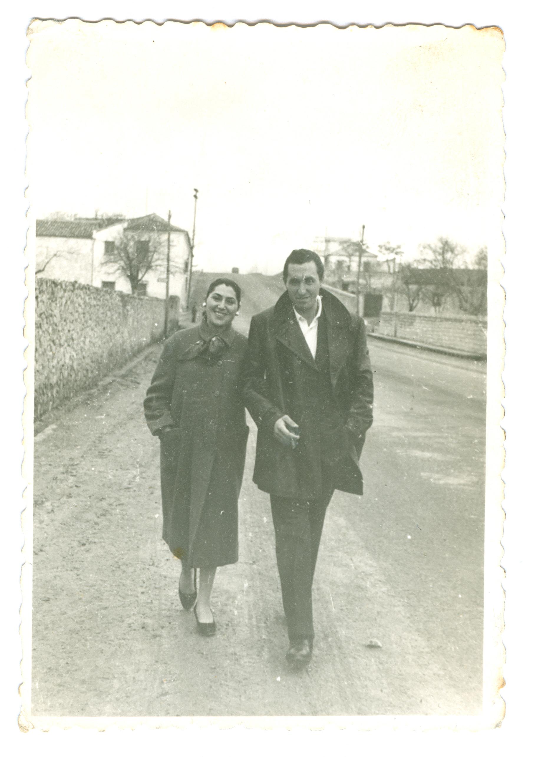 Juan Prado y Francisca de la Peña paseando por la antigua carretera de Andalucía