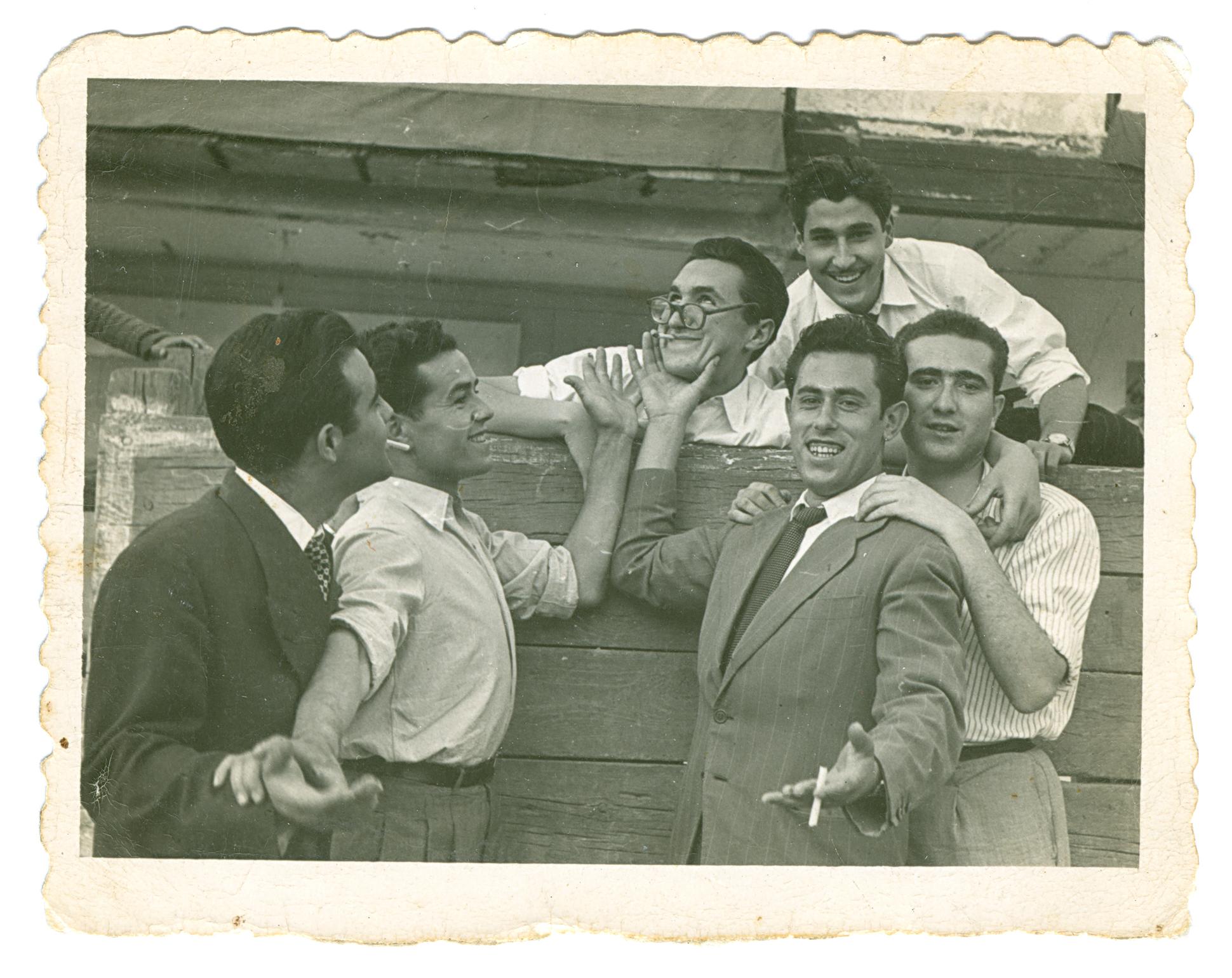 Juan Prado y unos amigos en las parrillas de la plaza