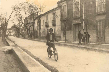 Montando en bicicleta por la calle Estrella de Elola