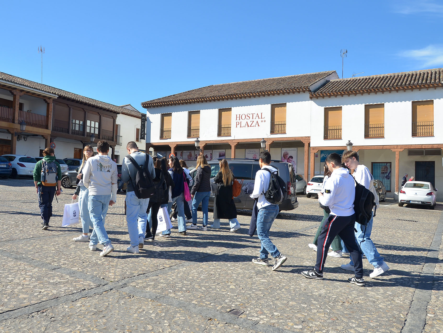 Alumnos pasean por la plaza