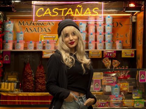 Una mujer en un puesto de castañas