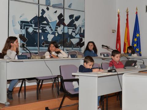 Niños en la sala de plenos