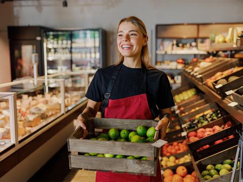 Mujer trabajadora en comercio, reponedora