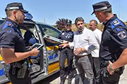 El alcalde junto a la policia