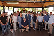 El alcalde junto a los establecimientos