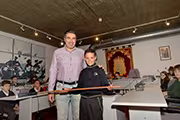 El alcalde con un niño
