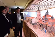El alcalde observa la maqueta
