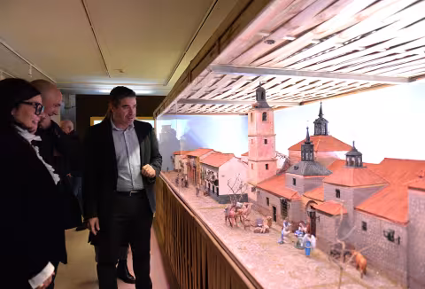 El alcalde observa la maqueta