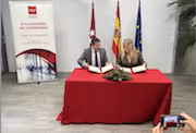 El alcalde en una mesa con un mantel rojo