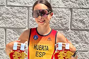 Deportista con sus medallas