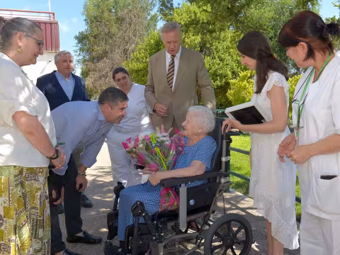 El alcalde felicita a la señora