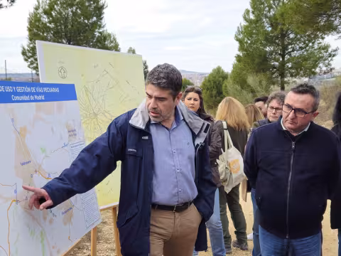 El alcalde señala en un mapa