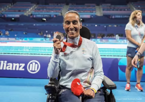 Deportista con su medalla
