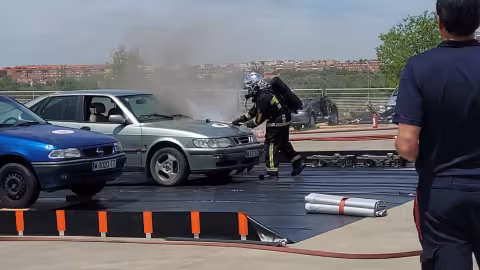Bombero apagando un coche