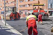 Obrero asfalta la calle