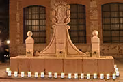 Fuente iluminada de noche
