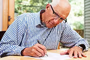 Señor escribiendo