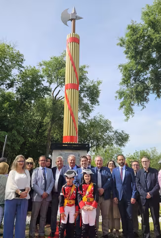 Grupo de personas junto al monumento