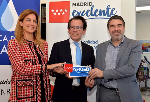 El alcalde junto al fundador de la clínica dental