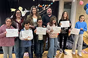 Niños premiados con su diploma