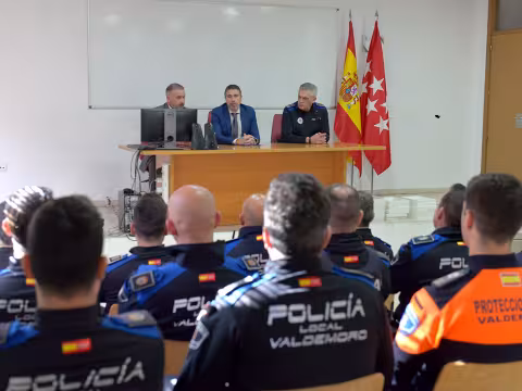 El alcalde en el ayuntamiento hace un reconocimiento