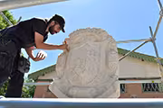 Un operario limpia la fuente