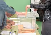 Una persona vota