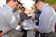 El alcalde lee un papel