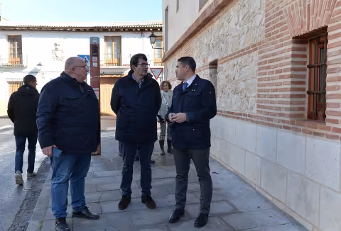 Tres hombres hablan